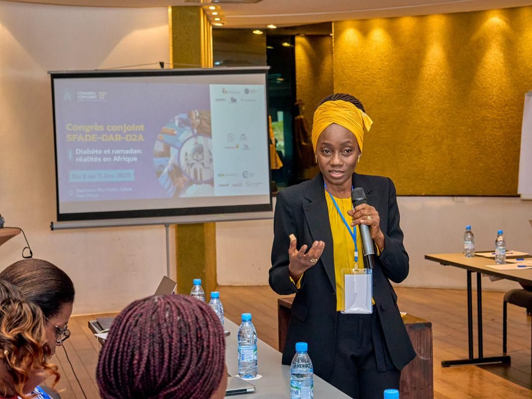 A presenter speaking at the joint SFADE-DAR-D2A training session in Dakar